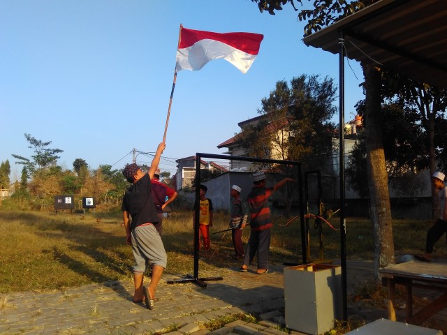 Santri memegang bendera merah putih (Dok. pribadi)