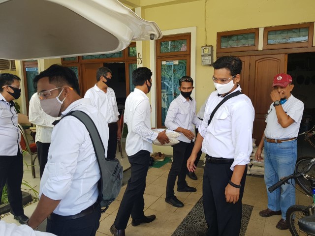 Polresta Pontianak Distribusikan Beras untuk Buruh Terdampak COVID-19 (31704)