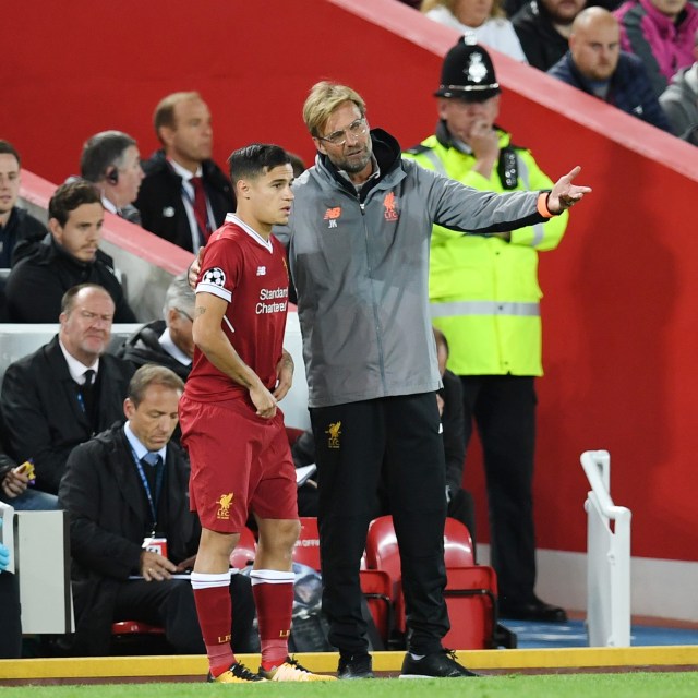 Philippe Coutinho, saat masih di Liverpool, dan Juergen Klopp. Foto: Paul ELLIS / AFP