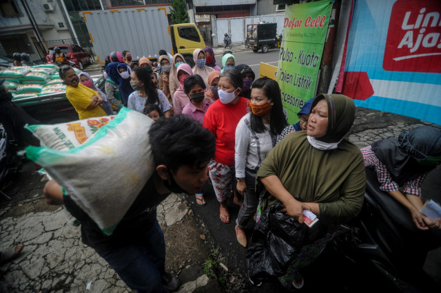 Warga mengantre saat pembagian Bantuan Pangan Non Tunai (BPNT) di Sadakeling, Bandung, Jawa Barat, Senin (11/5). Foto: ANTARA FOTO/Raisan Al Farisi