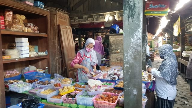 Pedagang Pasar Tradisional Di Jogja Tetap Berjualan Meski Sepi Pembeli