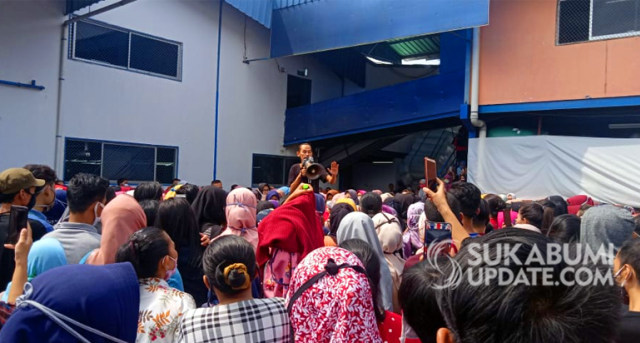 Aksi unjuk rasa di halaman pabrik PT Koin Baju Global, Desa Tenjoayu, Kecamatan Cicurug, Kabupaten Sukabumi, Kamis (14/5/2020) menolak pembayaran THR dengan cara dicicil. | Sumber Foto:Syahrul Himawan