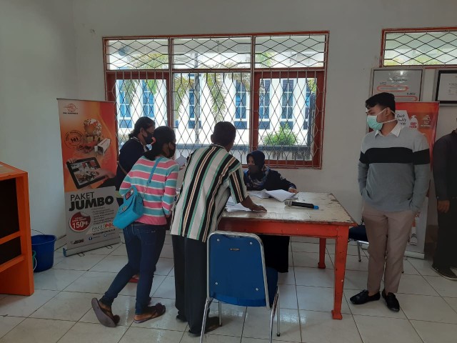 Mayarakat mencairkan BST di Kantor Pos Cabang Sintang. BST diberikan untuk membantu masyarakat terdampak COVID-19. Foto: Yusrizal/Hi!Pontianak