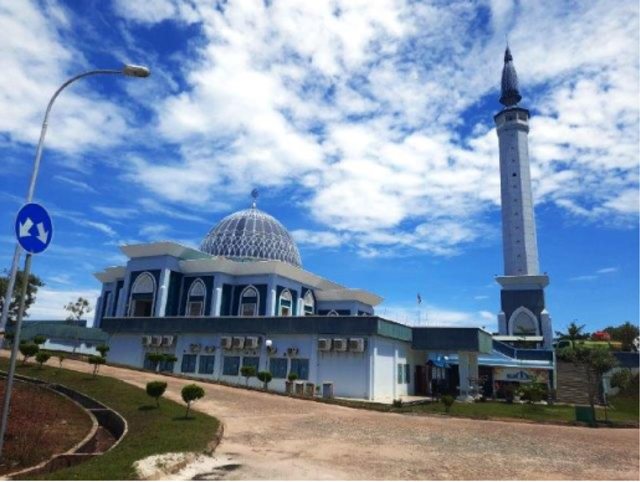 Masjid Raya Nur Ilahi di Dompak, Tanjungpinang. (Foto: Sutana/batamnews)