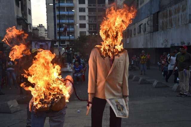 Ilustrasi bakar diri. Foto: AFP/YURI CORTEZ / 