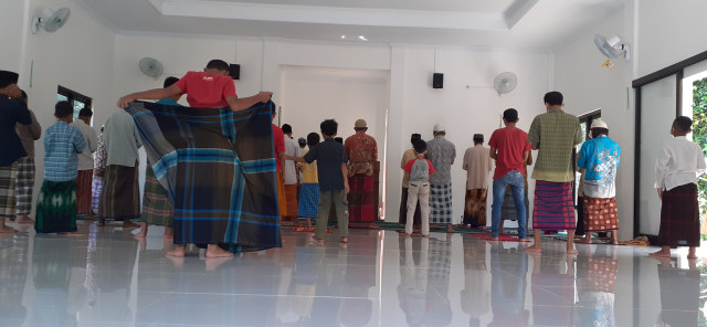 Suasana masjid di Yogyakarta yang mengadakan salat berjemaah, Jumat (15/5/2020). Foto: Erfanto.