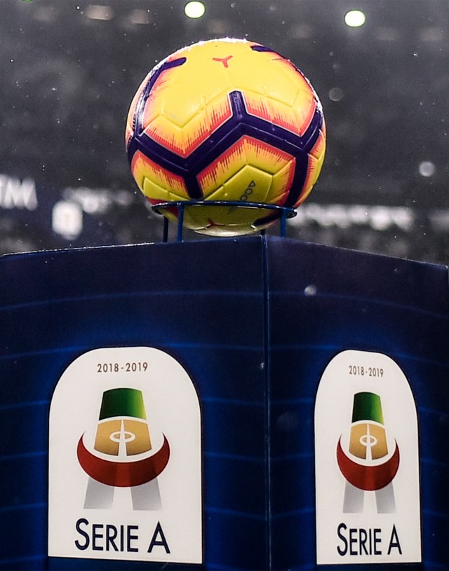 Bola dan logo lawas Serie A. Foto: AFP/Marco Bertorello