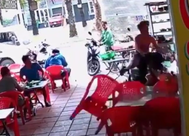 Pengendara motor yang tabrak kursi dan meja di sebuah warung makan. Foto: Instagram/ @agoez_bandz4
