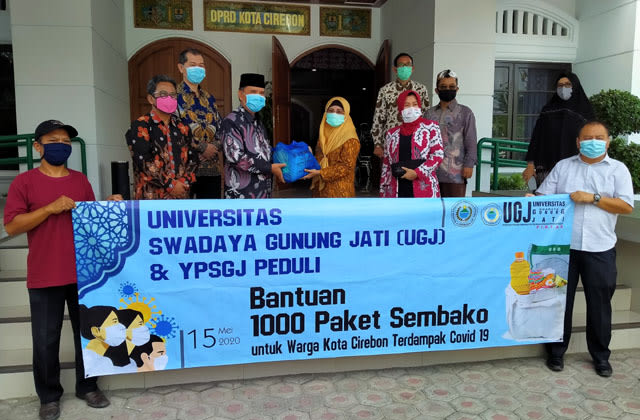 Civitas akademika Universitas Gunung Jati Cirebon menyerahkan bantuan sembako kepada warga terdampak COVID-19. (Ciremaitoday.com)