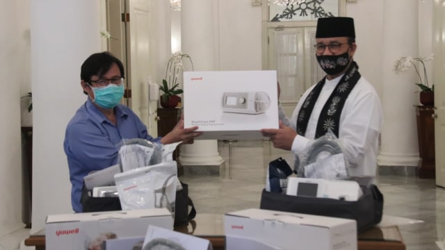 Gubernur DKI Jakarta Anies Baswedan terima bantuan 20 unit non invasive ventilator dari Gesit Foundation di Balai Kota DKI Jakarta. Foto: Dok. Istimewa