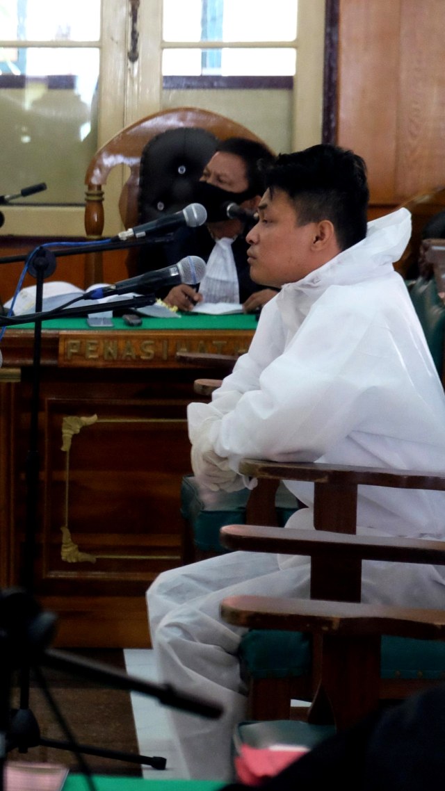 Terdakwa kasus pembunuhan hakim Pengadilan Negeri Medan Jamaluddin, Reza Fahlevi, menjalani sidang di Pengadilan Negeri Medan, Sumatera Utara, Jumat (15/5). Foto: ANTARA FOTO/Irsan Mulyadi