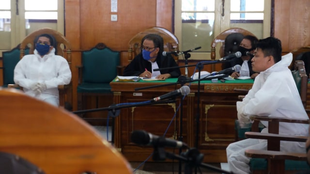 Foto: Terdakwa Pembunuh Hakim PN Medan Pakai APD Saat Ikuti Sidang (1256948)