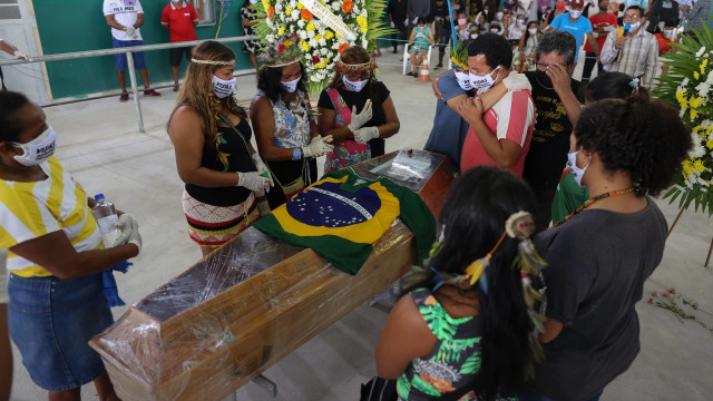 Masyarakat adat menghadiri pemakaman Kepala Messias Kokama yang meninggal dunia karena virus corona di Parque das Tribos, Manaus, Brasil.  Foto: AFP/MICHAEL DANTAS