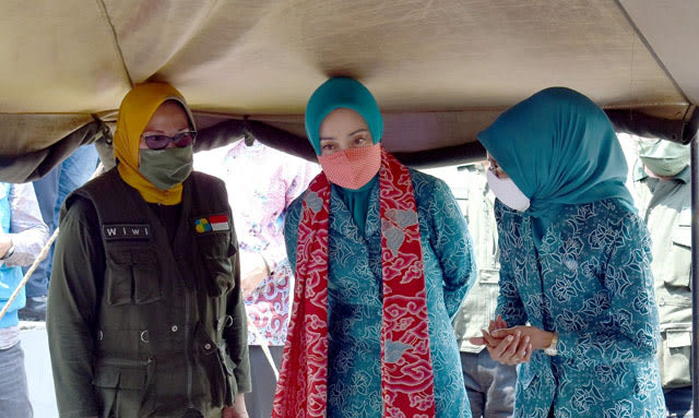Ketua PKK Jabar, Atalia Praratya Kamil usai mengunjungi dapur umum di Kelurahan Sumber, Kecamatan Sumber, Kabupaten Cirebon. (Ciremaitoday)