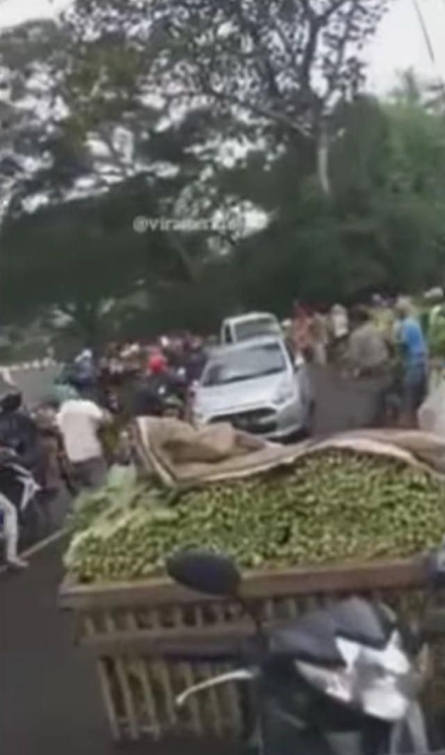 Pedagang sayur membagikan jualannya secara gratis ke pengguna jalan. (Foto: Instagram/@viralterkini99)