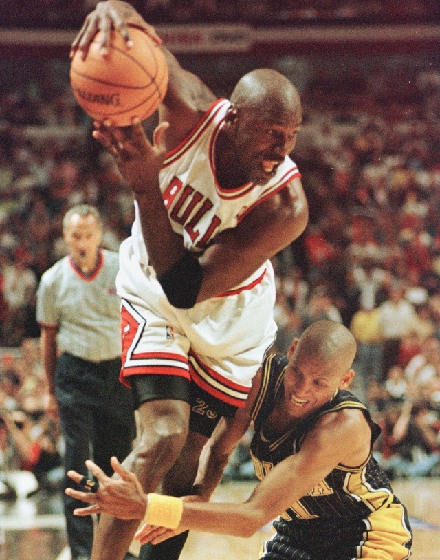 Duel antara Michael Jordan dan Reggie Miller. Foto: DANIEL LIPPITT/AFP
