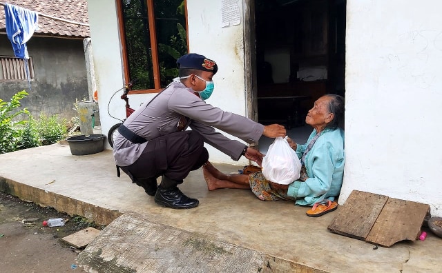 Anngota Brimob Batalyon C Pelopor Polda Jawa Barat menyalurkan bantuan sembako kepada warga miskin dan terdampak COVID-19 di Cirebon serta Purwakarta. (Ciremaitoday)