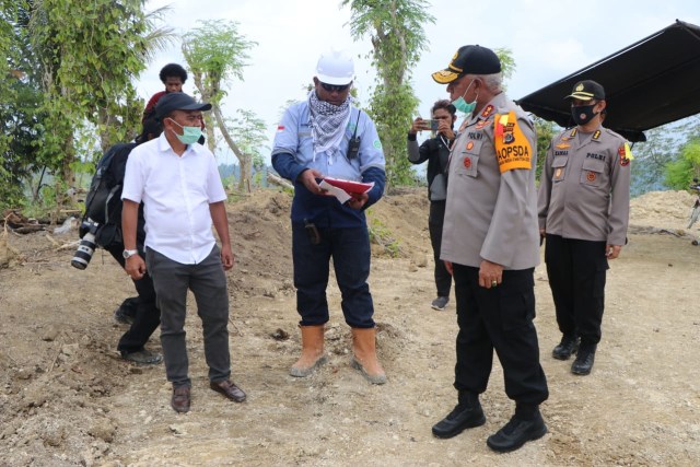 Kapolda Papua, Irjen Pol Paulus Waterpauw melihat lahan 34 hektar yang akan digunakan sebagai lokasi Mapolda Papua yang baru. (Dok: Polda Papua)