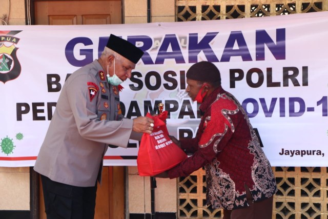 Kapolda Papua, Irjen Pol Paulus Waterpauw serahkan bantuan kepada muslim dari pegunungan tengah Papua di Angkasa, Kota Jayapura. (Dok: Polda Papua)