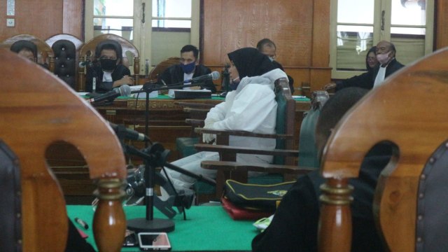 Para terdakwa pembunuh hakim Jamaluddin menggunakan baju hazmat di PN Medan. Foto: Rahmat Utomo/kumparan