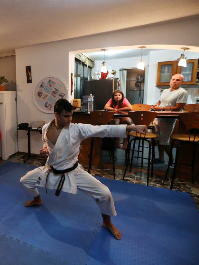 Karateka Venezuela, Ricardo Perez saat berlatih di rumahnya di Caracas, Venezuela. Foto: REUTERS / Manaure Quintero