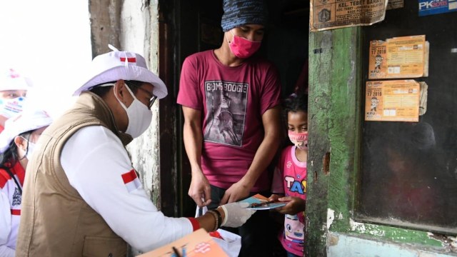Sandi Bagi 350 Paket Sembako ke Pembuat Tempe dan Manusia Gerobak di Tebet (81181)