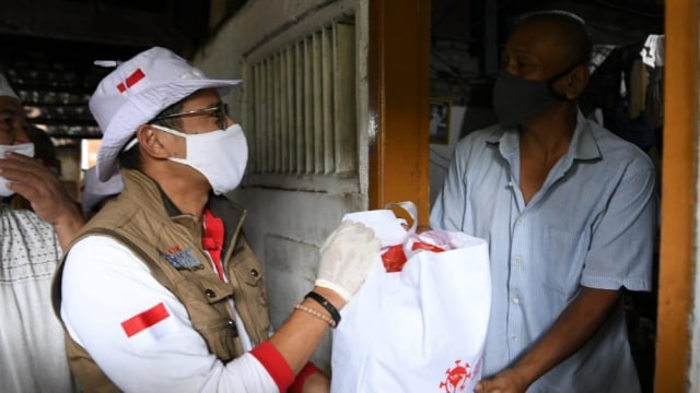 Sandiaga Uno bersama Relawan Indonesia Bersatu Lawan Covid bagikan masker ke Pembuat Tempe dan Manusia Gerobak di Tebet. Foto: Dok. Istimewa