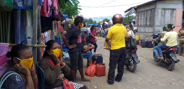 Pengurus Partai Golkar Kabupaten Sikka membagikan masker kain kepada para pembeli dan penjual di Pasar Wairkoja, Kabupaten Sikka. Foto: istimewa. 