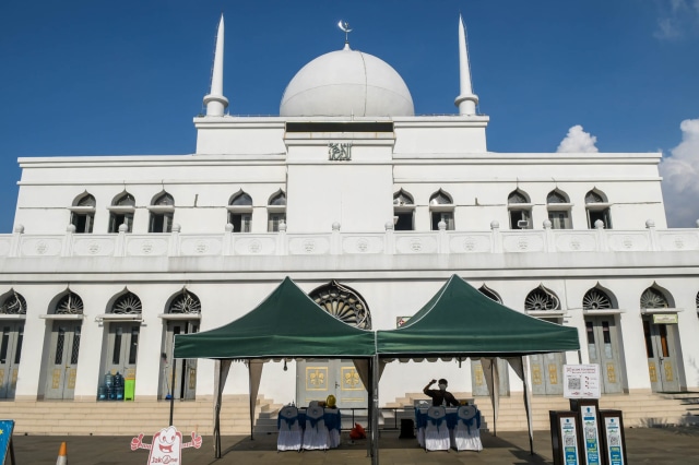 Masjid Agung Al Azhar Tak Gelar Buka Puasa Bersama, Takjil Dibagikan Drive Thru | kumparan.com