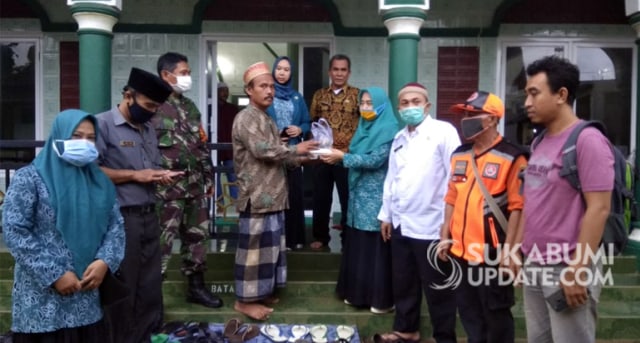 Penyerahan nasi kotak kepada jemaah Masjid Agung Natadipura Kecamatan Ciracap, Kabupaten Sukabumi. | Sumber Foto:Ragil Gilang