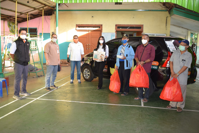 com-Lazismu dan Bank Mega Syariah foto bersama warga setelah memberikan bantuan di Kebayoran Lama Selatan. Foto: Dok. Lazizmu