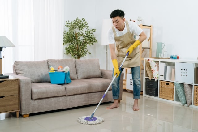 Ilustrasi ayah sedang membersihkan rumah. Foto: Shutterstock