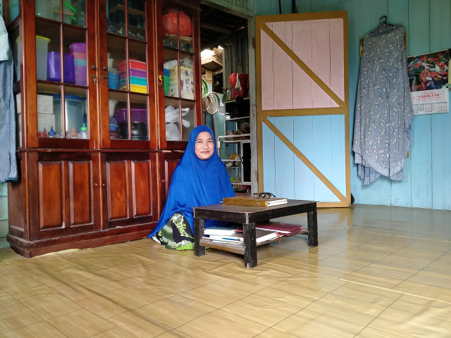 Isnaniah menunggu anak-anak mengajinya dirumah saja. Foto : Pia