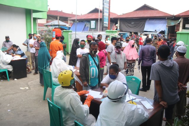 Rapid test yang dilakukan pada salah satu pemukiman di Kota Jayapura. (Dok: Humas Pemkot Jayapura)