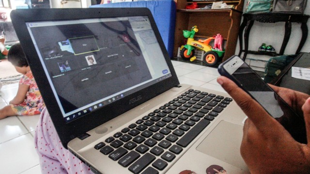 Siswi Sekolah Menengah Kejuruan (SMK) melakukan kegiatan belajar mengajar menggunakan internet di Cilangkap, Jakarta Timur, Rabu (1/4/2020). Foto: ANTARA FOTO/Yulius Satria Wijaya