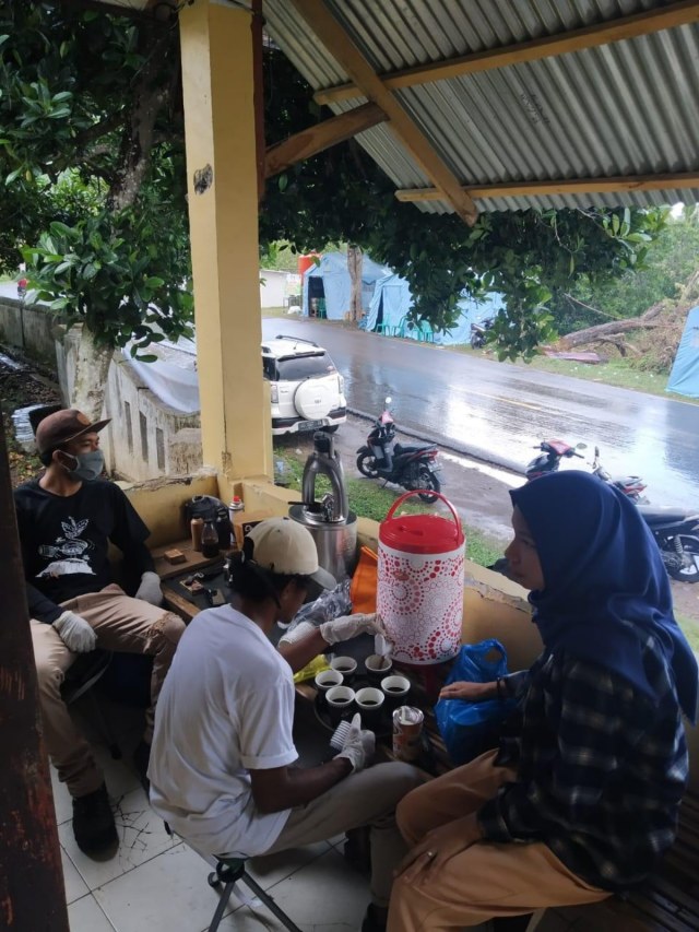 Ramlin (kiri) bersama timnya sedang menyedikan kopi-kopi untuk dibagikan kepada tim perbatasan Dompu-Bima. Foto: Dok Ramlin