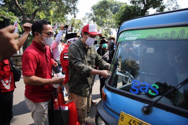 Ketum PKPI Diaz Hendropriyono membagikan sembako kepada supir bajaj di Jakarta Selatan. Foto: Dok. PKPI