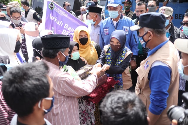 Penyerahan bantuan sandang dan pangan untuk korban banjir bandang di Aceh Tengah dan Bener Meriah. Foto: Humas Setda Aceh