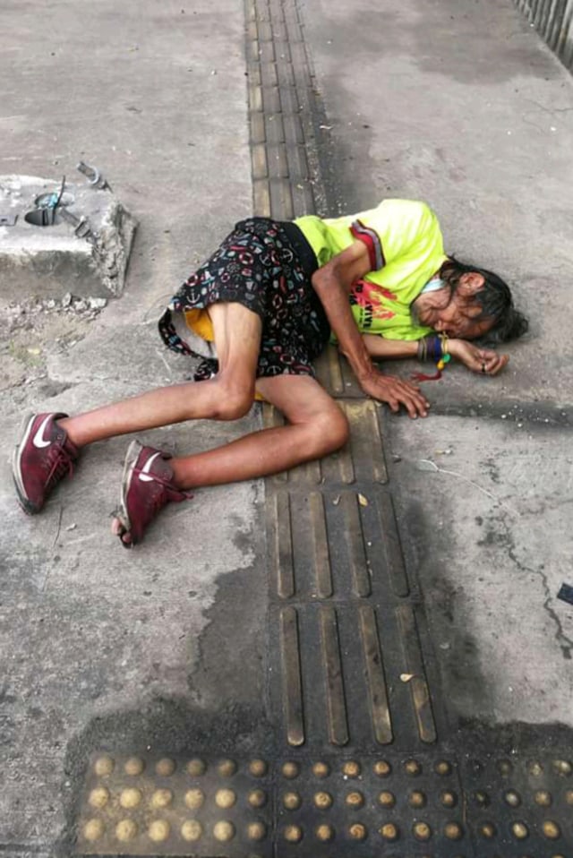 Viral Pengemudi Ojol Tolong Kakek Tunawisma yang Terkapar di Pinggir Jalan (22898)