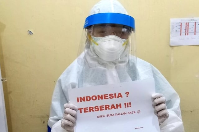Petugas medis memegang kertas bertuliskan 'Indonesia, Terserah'. Foto: Twitter/@helwatshlhh