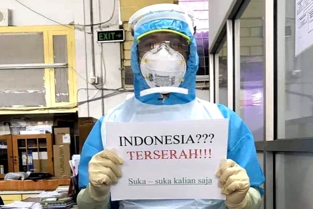 Petugas medis memegang kertas bertuliskan 'Indonesia, Terserah'. Foto: Intagram/dr.tirta
