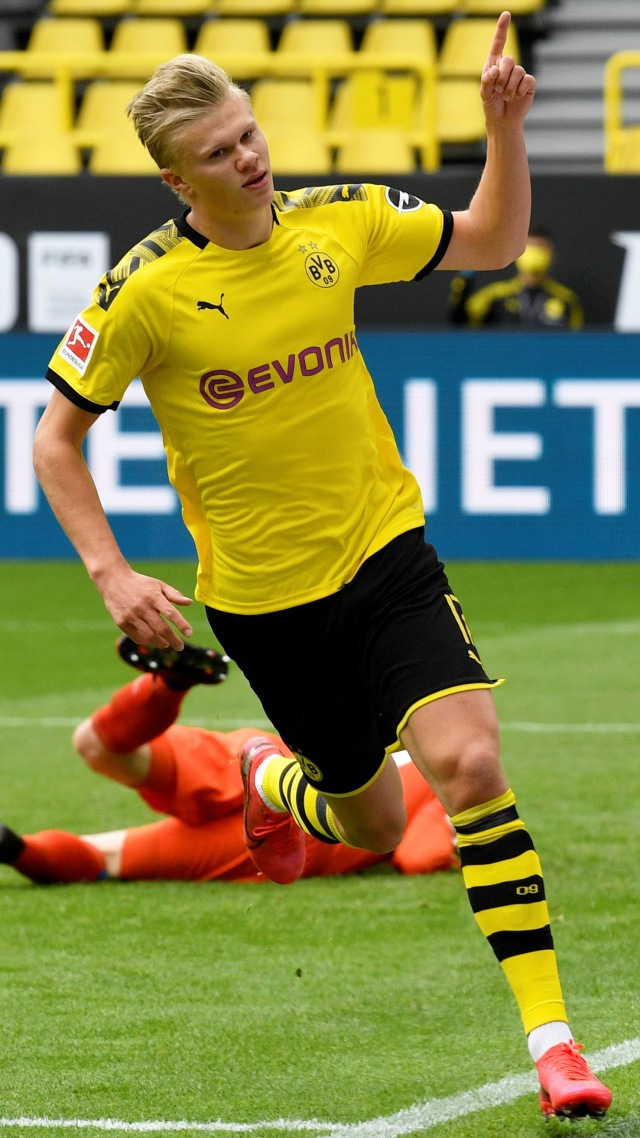 Erling Haaland mencetak gol pertama Borussia Dortmund di laga melawan Schalke.  Foto: Martin Meissner/Pool via REUTERS
