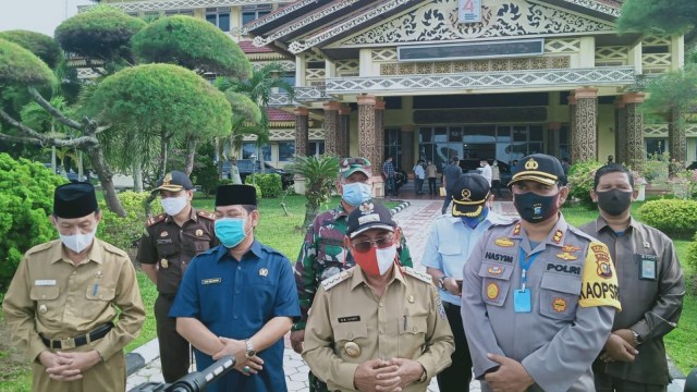 BUPATI Pelalawan, Muhammad Harris (masker merah putih) bersama Kapolres AKBP Hasyim Risohondua. 