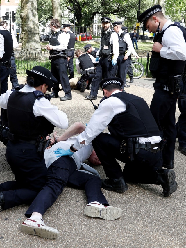 Polisi Inggris tangkap demosntran yang menolak social distancing di Hyde Park, London, Inggris. Foto: REUTERS/Peter Nicholls