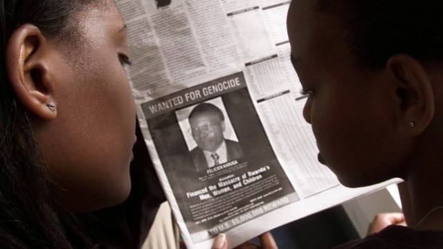 Pembaca melihat surat kabar 12 Juni 2002 di Nairobi yang menunjukkan foto Felicien Kabuga yang buron. Foto: REUTERS / George Mulala