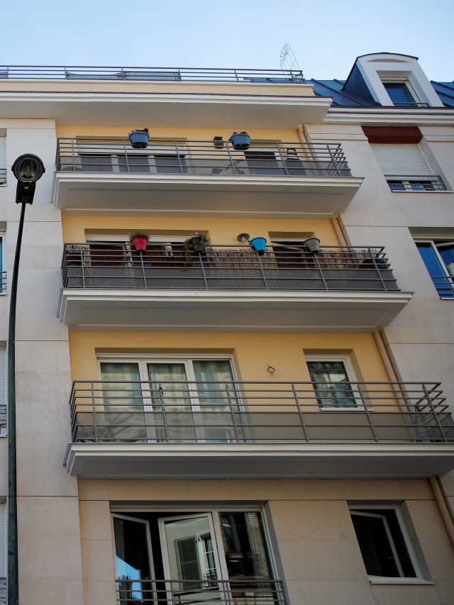 Suasana gedung apartemen tempat tersangka genosida Rwanda, Felicien Kabuga ditangkap di Asnieres-sur-Seine, Paris, Prancis. Foto: REUTERS/Gonzalo Fuentes