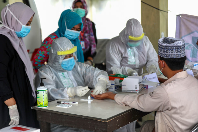 Pemeriksaan rapid test terhadap warga di Aceh Besar. Foto: Suparta/acehkini