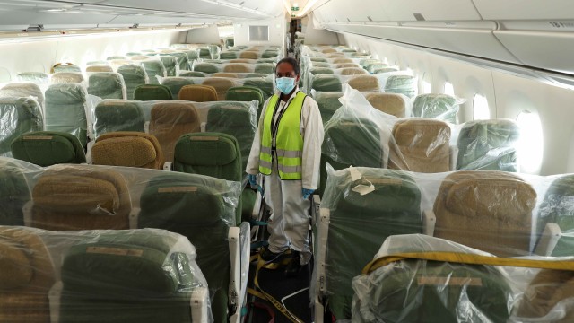 Petugas membungkus bangku pesawat penumpang yang dikonversi menjadi pesawat kargo, seperti dilakukan maskapai penerbangan Ethiopian Airlines. Foto: REUTERS / Giulia Paravicini
