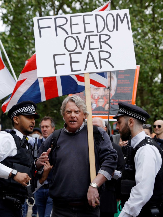 Seorang pengunjuk rasa membawa poster saat demonstrasi di Hyde Park, London, Inggris. Foto: REUTERS/John Sibley