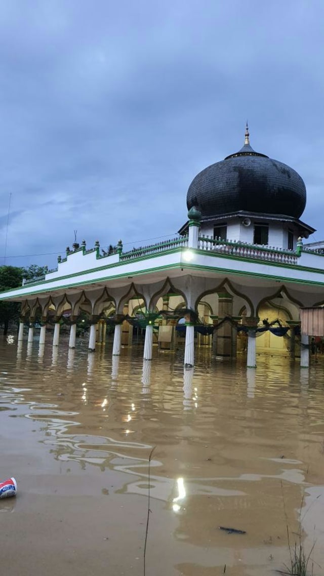Lantai Masjid At-Taqwa di Desa Krueng Haji, Sawang, Aceh Utara, terendam banjir, Minggu (17/5). Foto: Kiriman Warga 